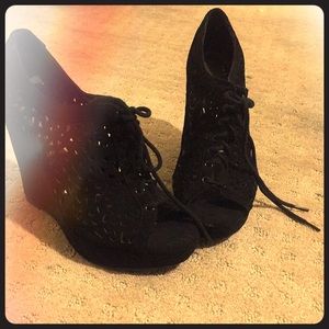 Black wedges
